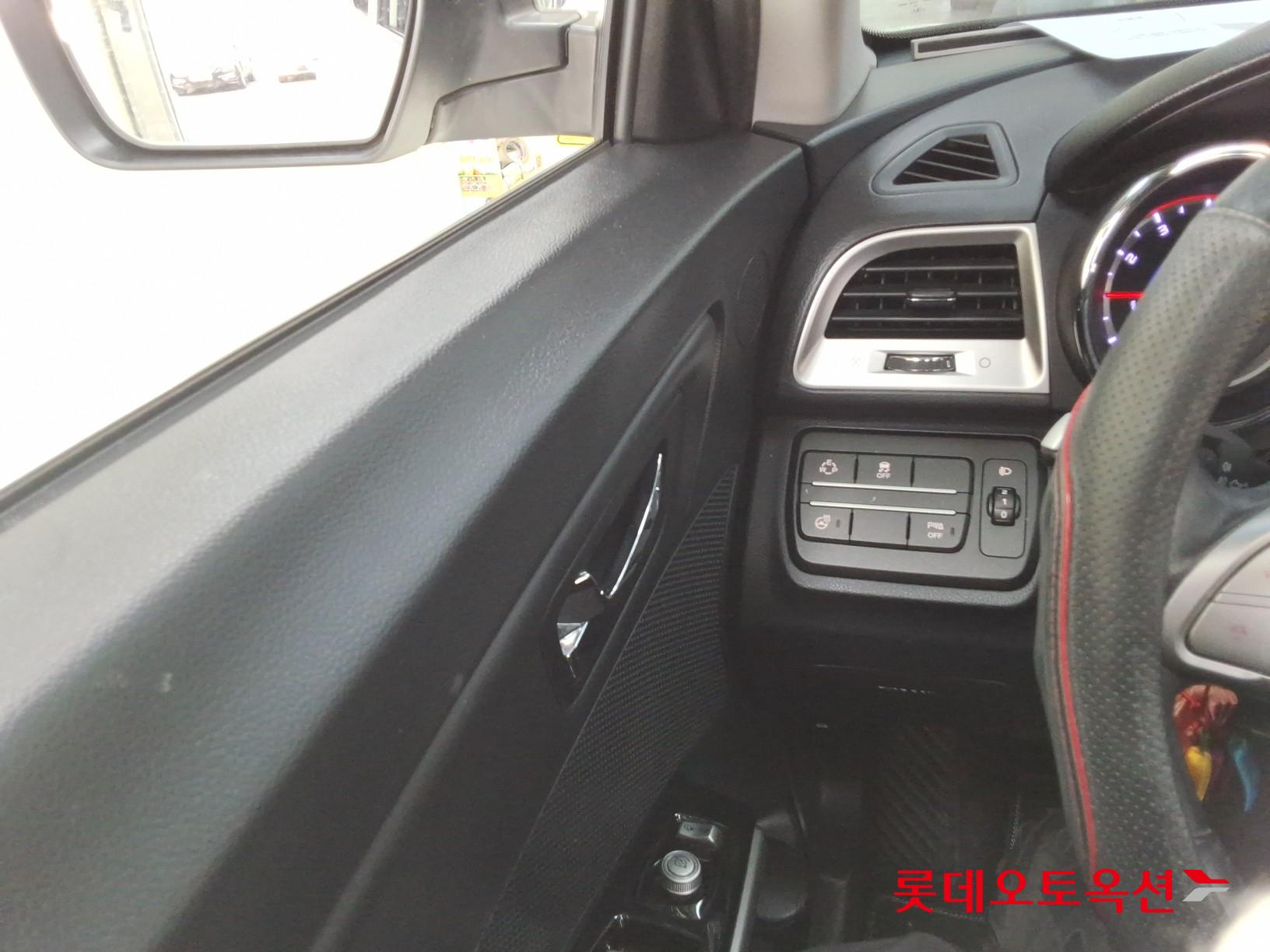 KG Mobility Tivoli 2015 - Image 29