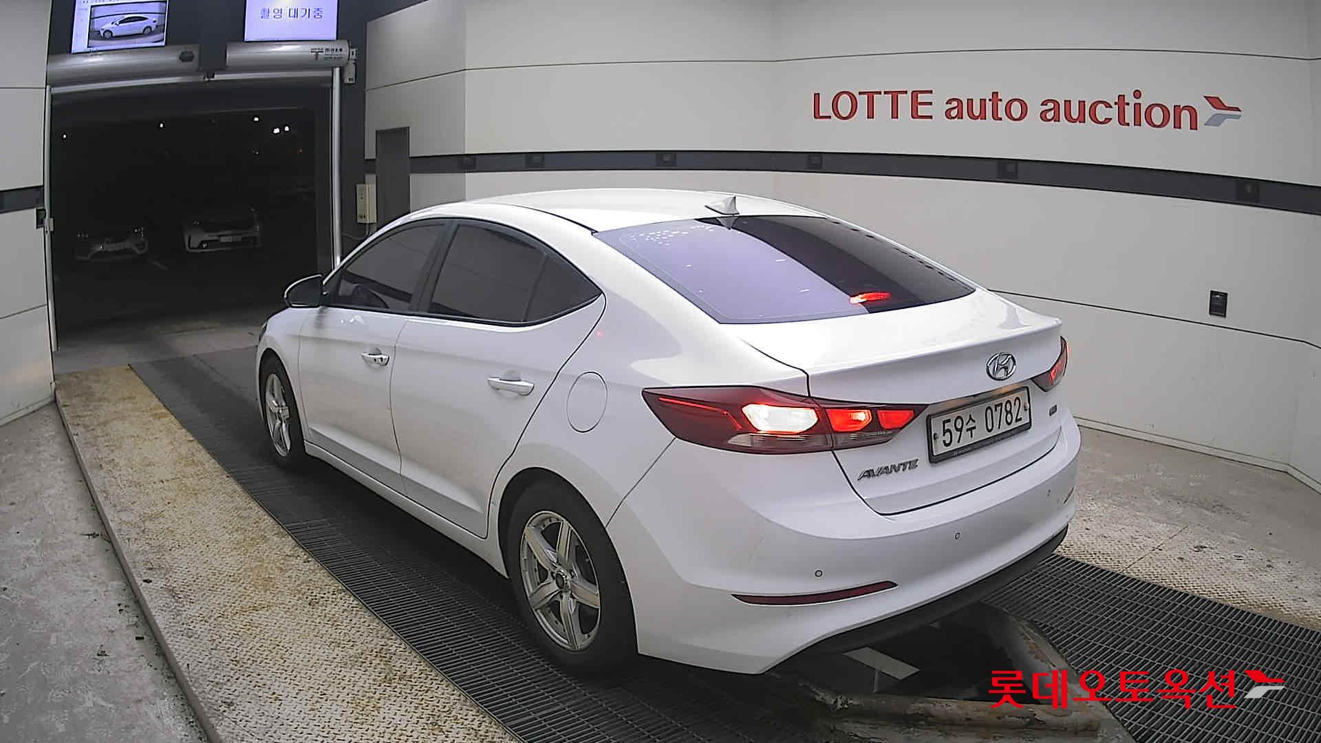 Hyundai Elantra 2016 - Image 4