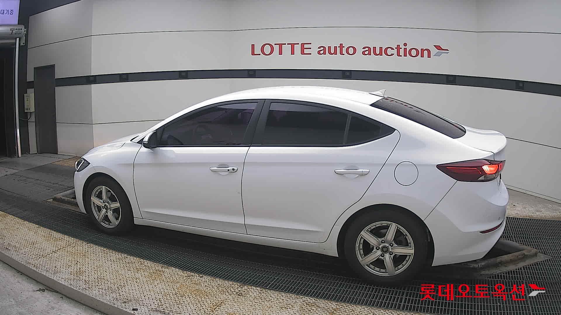 Hyundai Elantra 2016 - Image 14