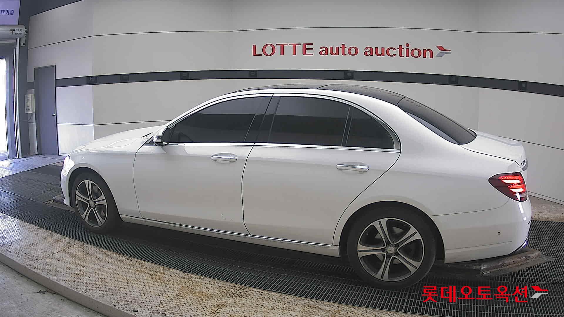 메르세데스-벤츠 E-클래스 2017 - 이미지 14