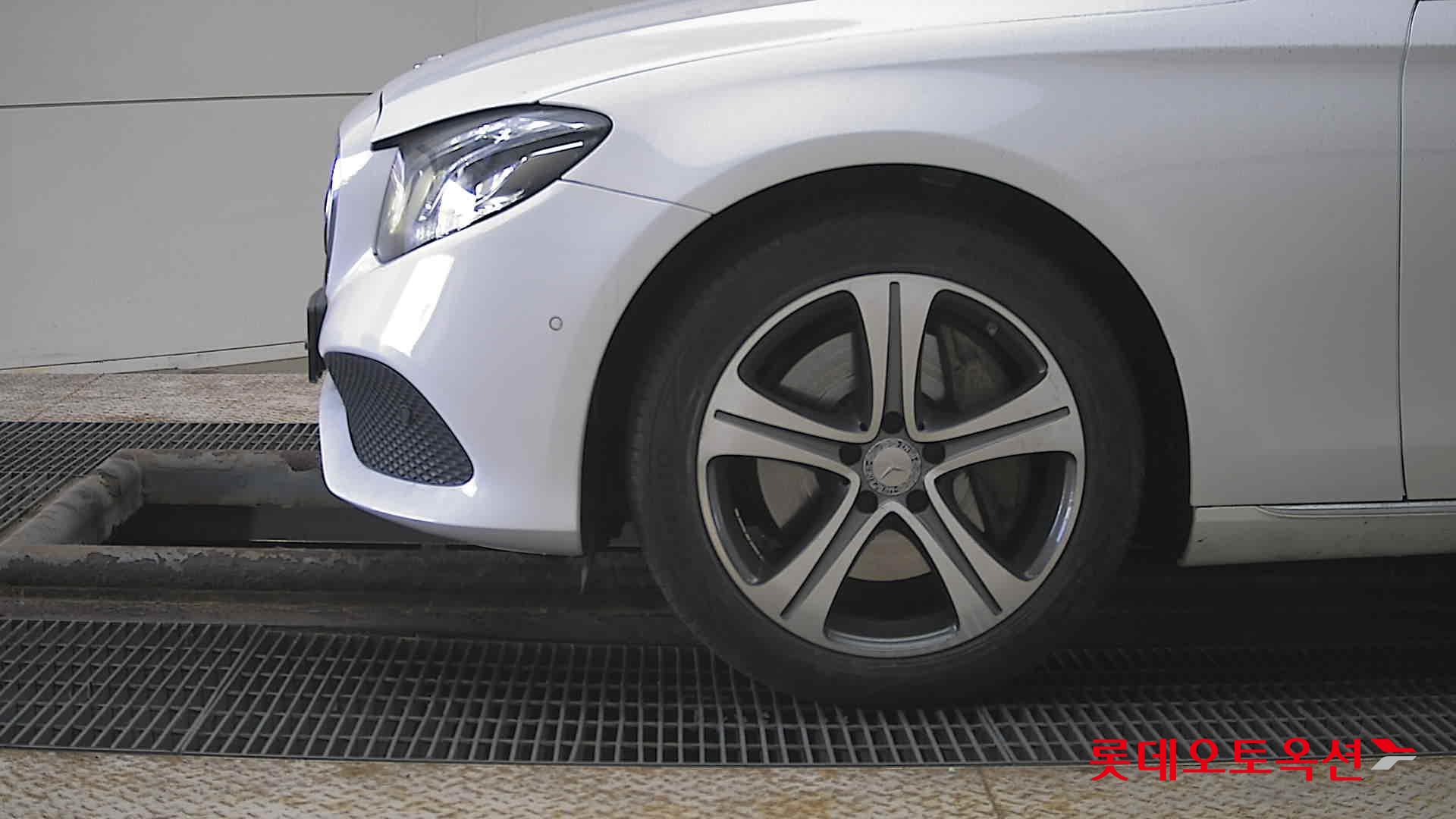 메르세데스-벤츠 E-클래스 2017 - 이미지 25