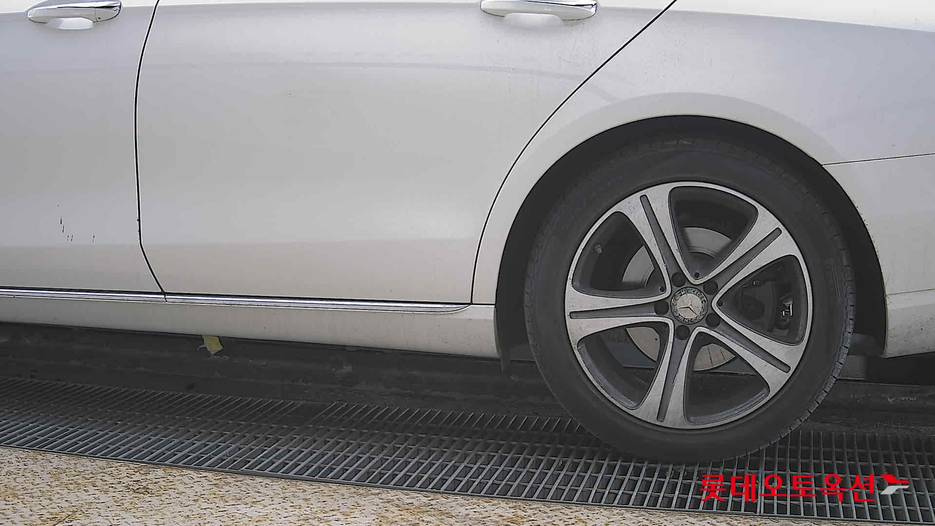 메르세데스-벤츠 E-클래스 2017 - 이미지 26