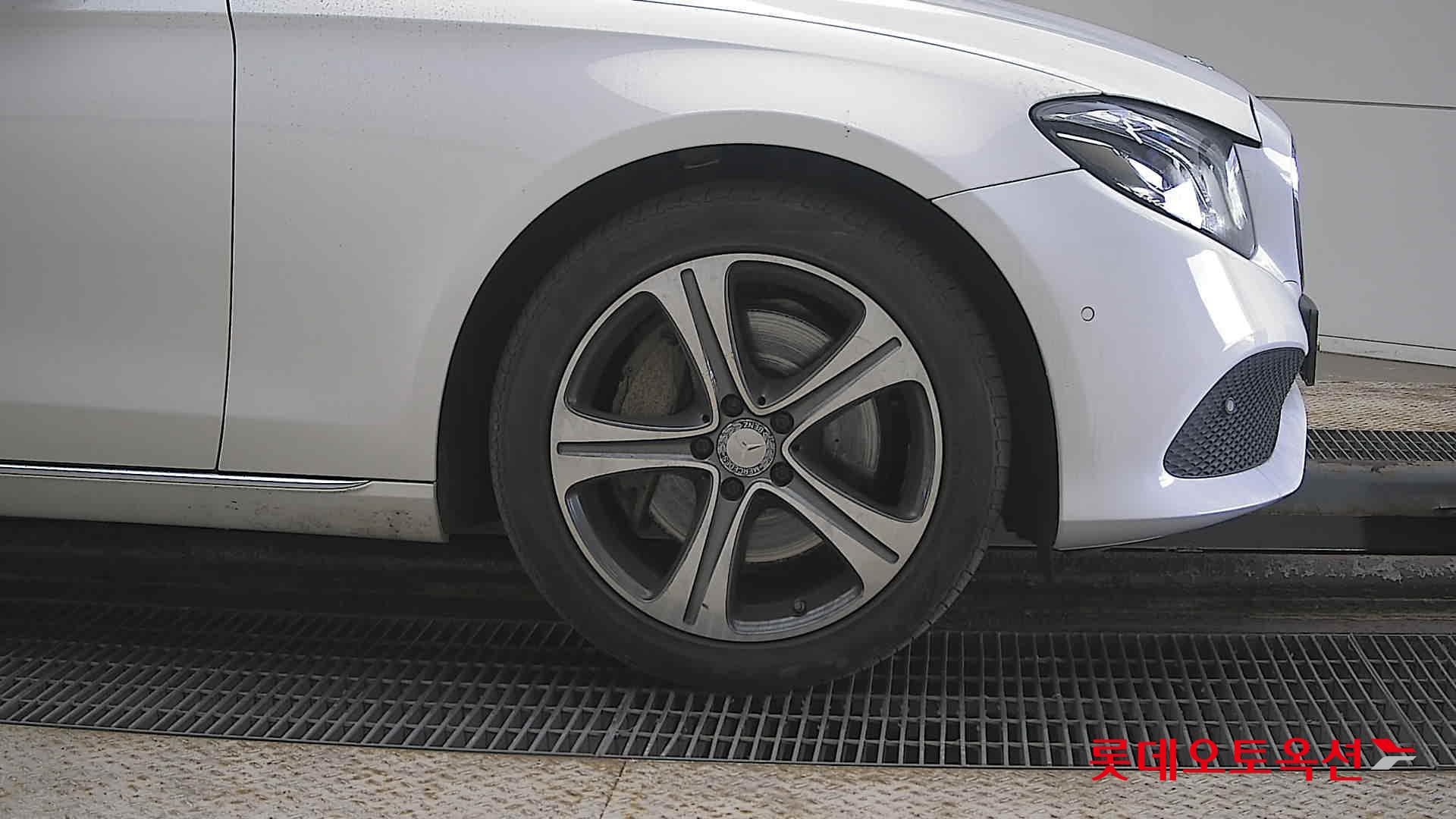 메르세데스-벤츠 E-클래스 2017 - 이미지 27