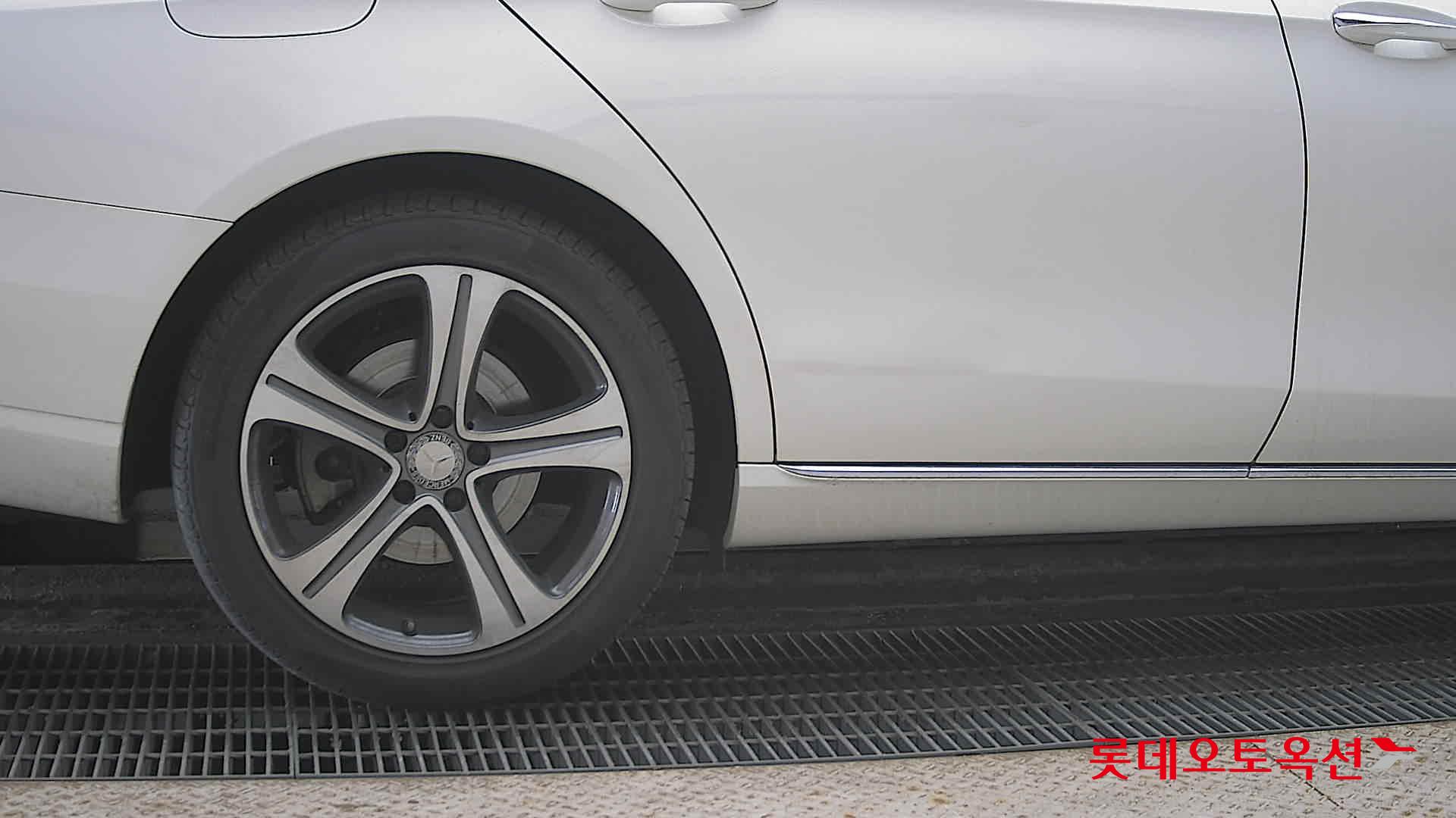 메르세데스-벤츠 E-클래스 2017 - 이미지 28