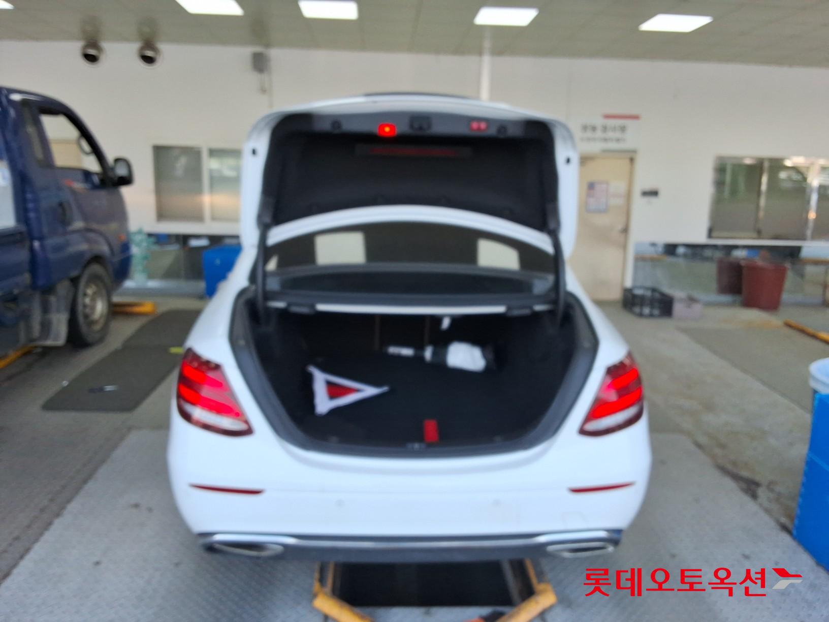 메르세데스-벤츠 E-클래스 2017 - 이미지 9