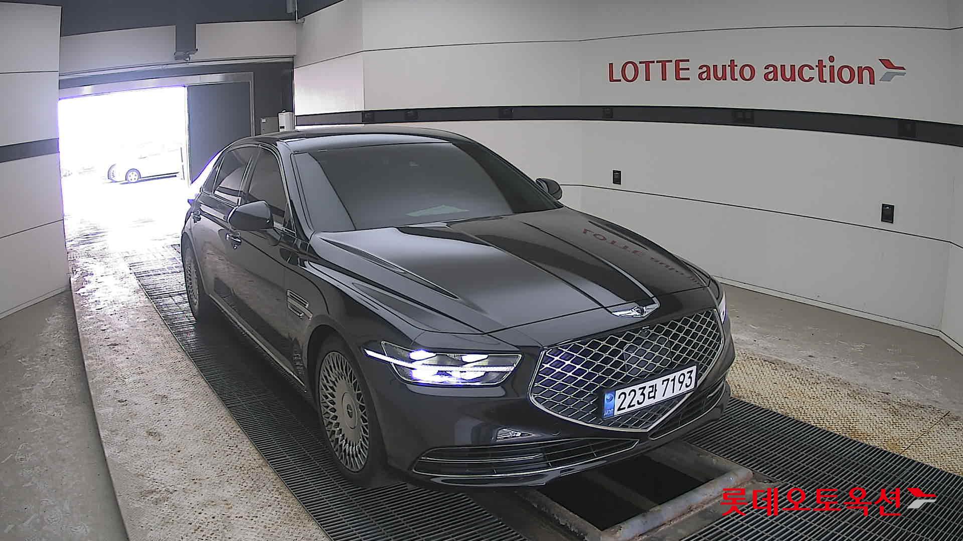 Genesis G90 - 24