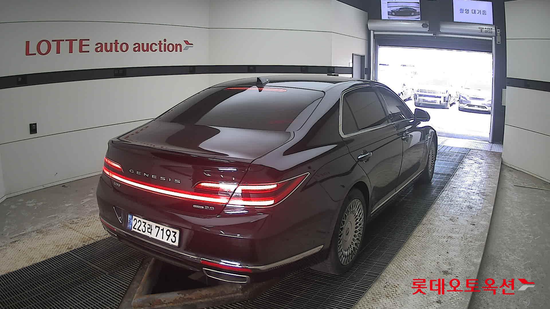 Genesis G90 - 18