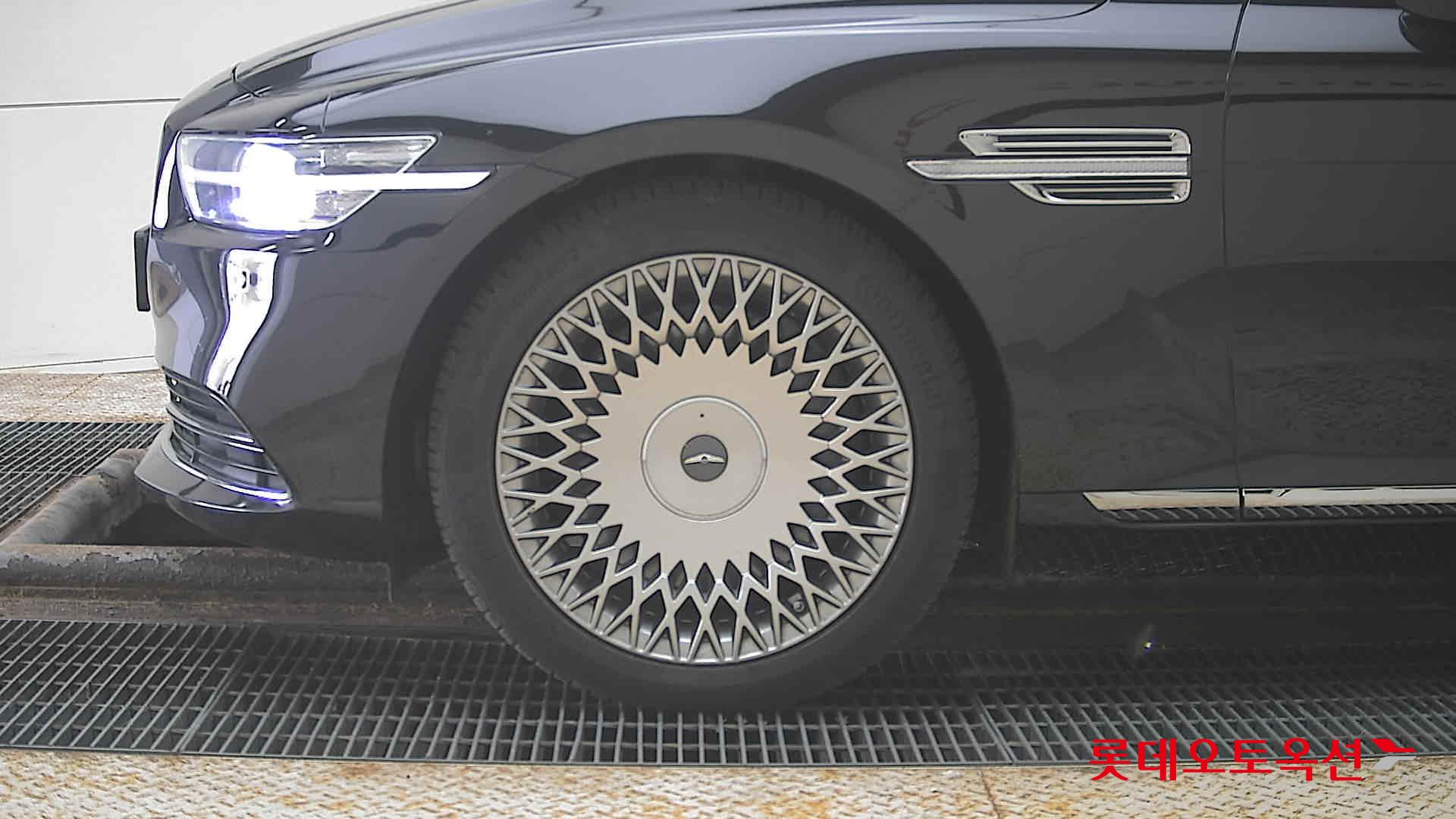 Genesis G90 - 25
