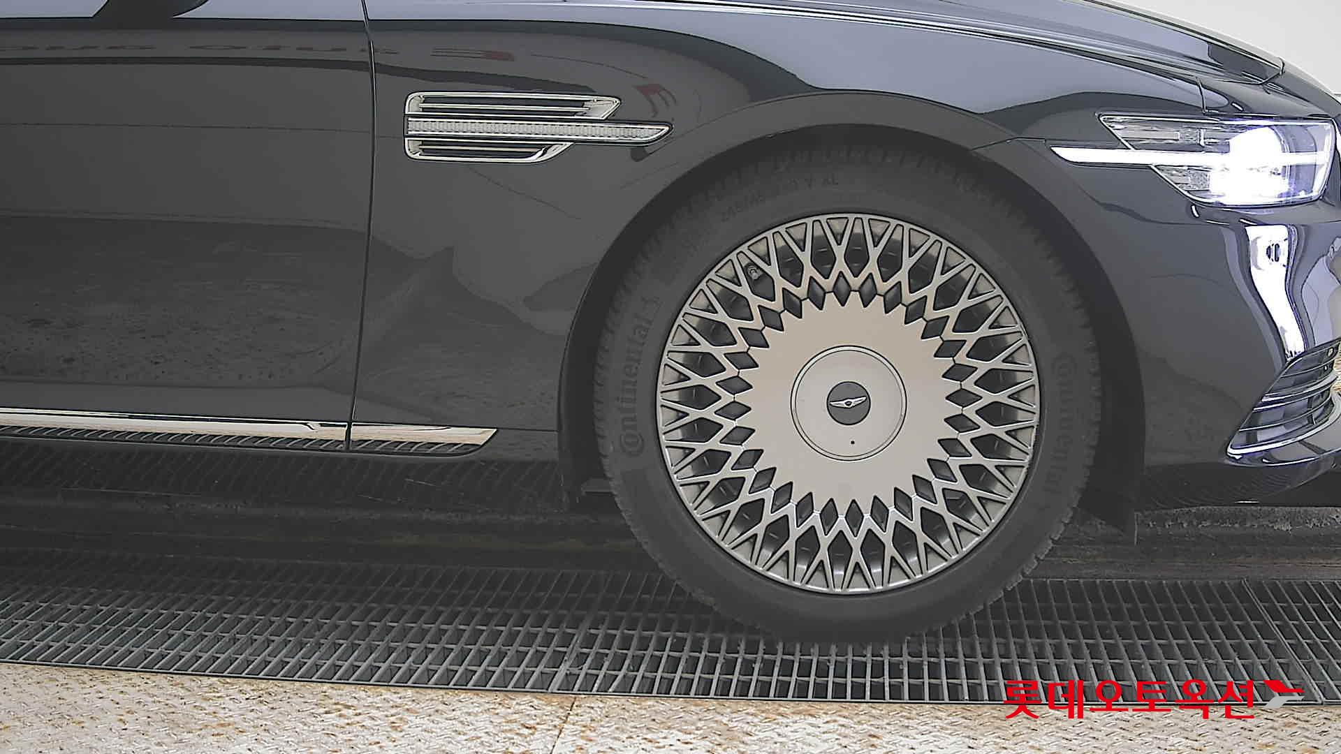 Genesis G90 - 27