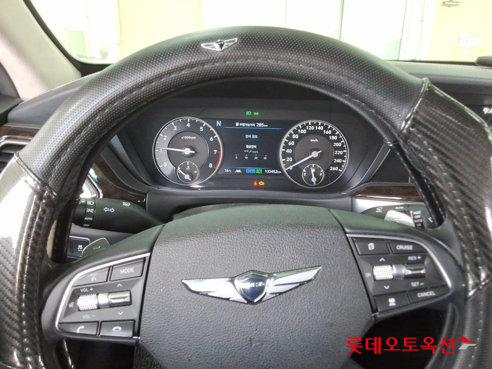 Genesis G90 - 30
