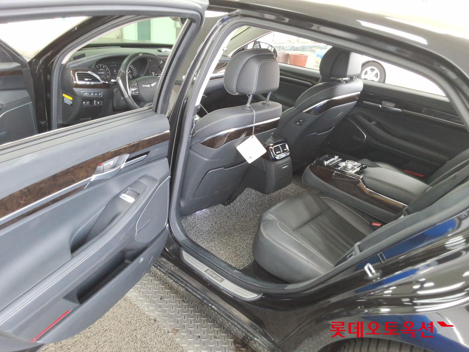 Genesis G90 - 37