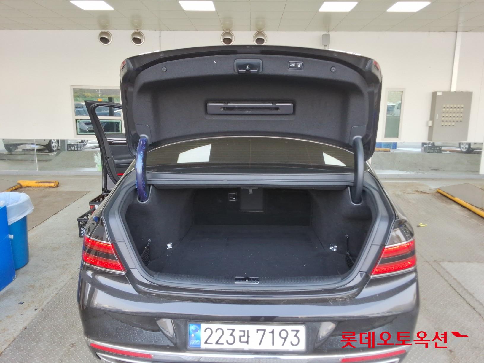 Genesis G90 - 9