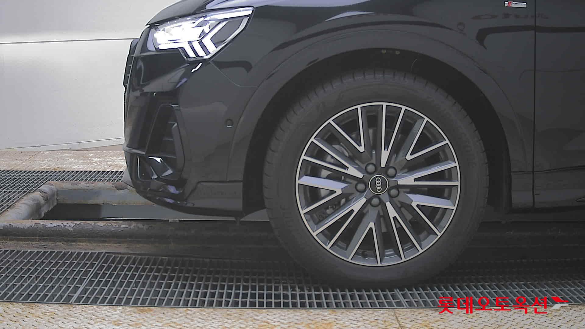 아우디 Q3 - 25