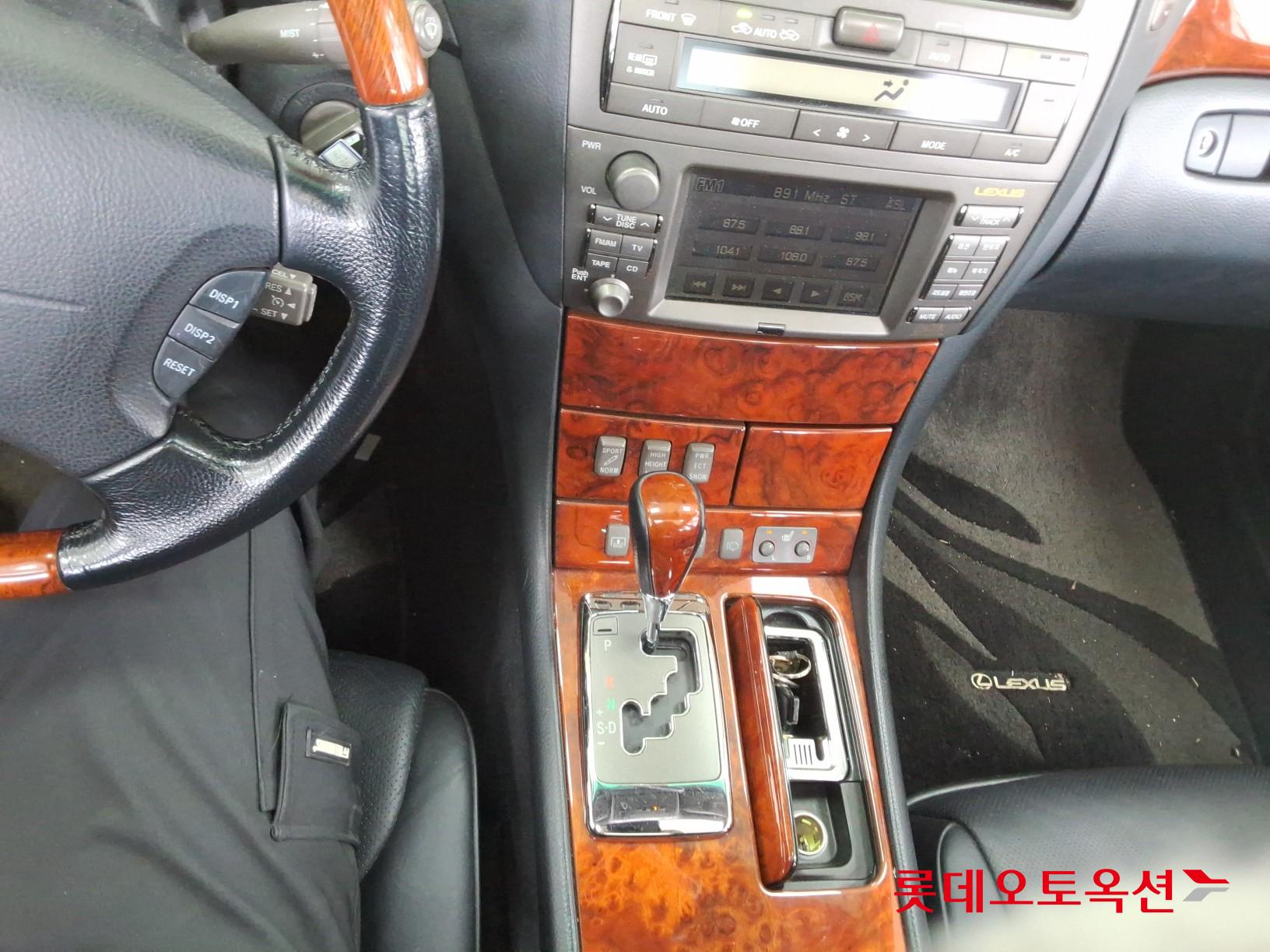 LEXUS LS - 33