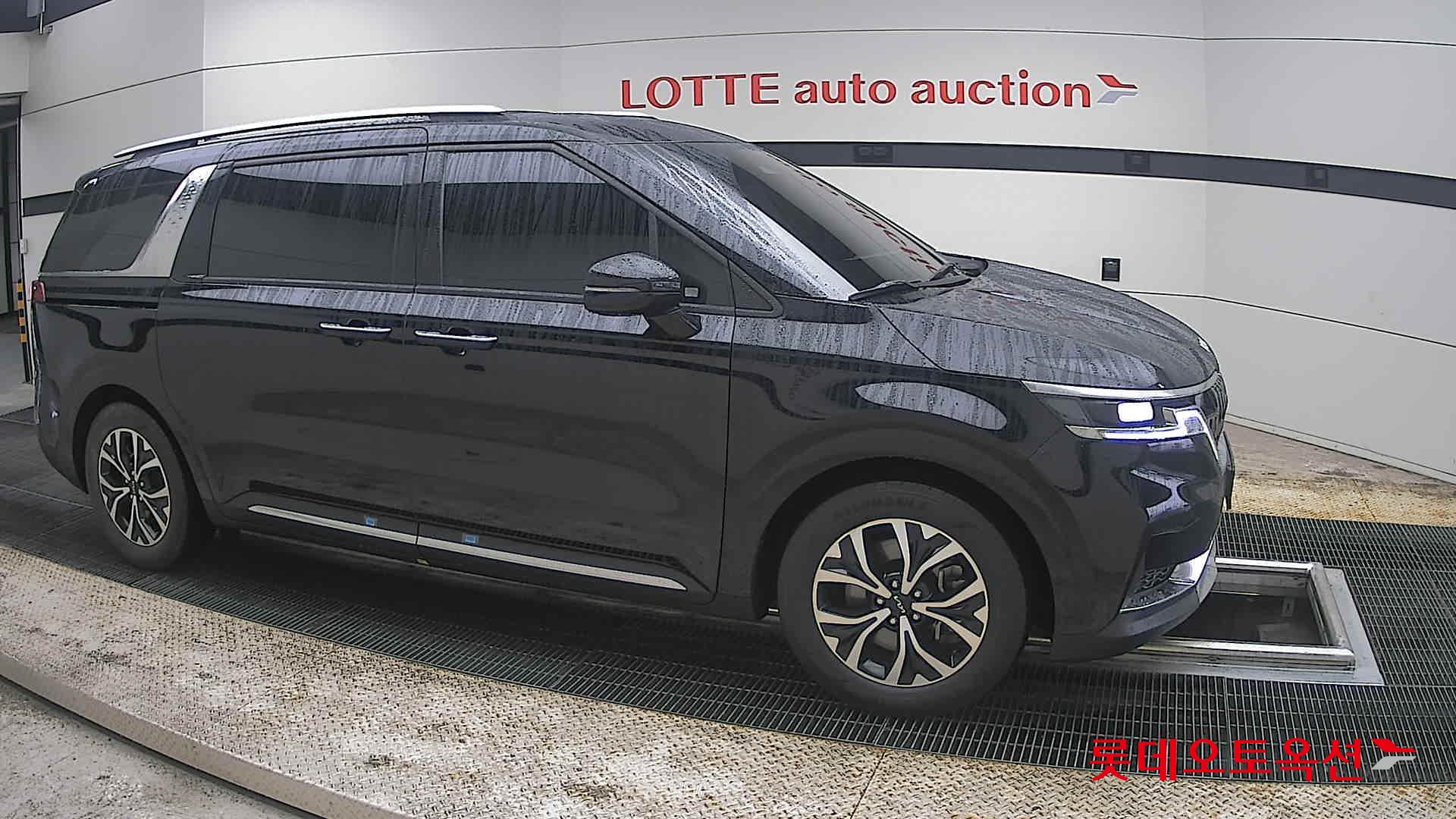 Kia Carnival - 22