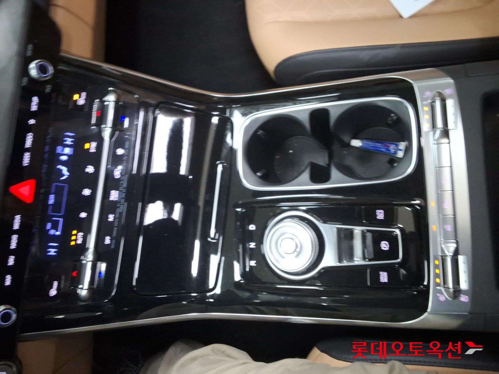 Kia Carnival - 32