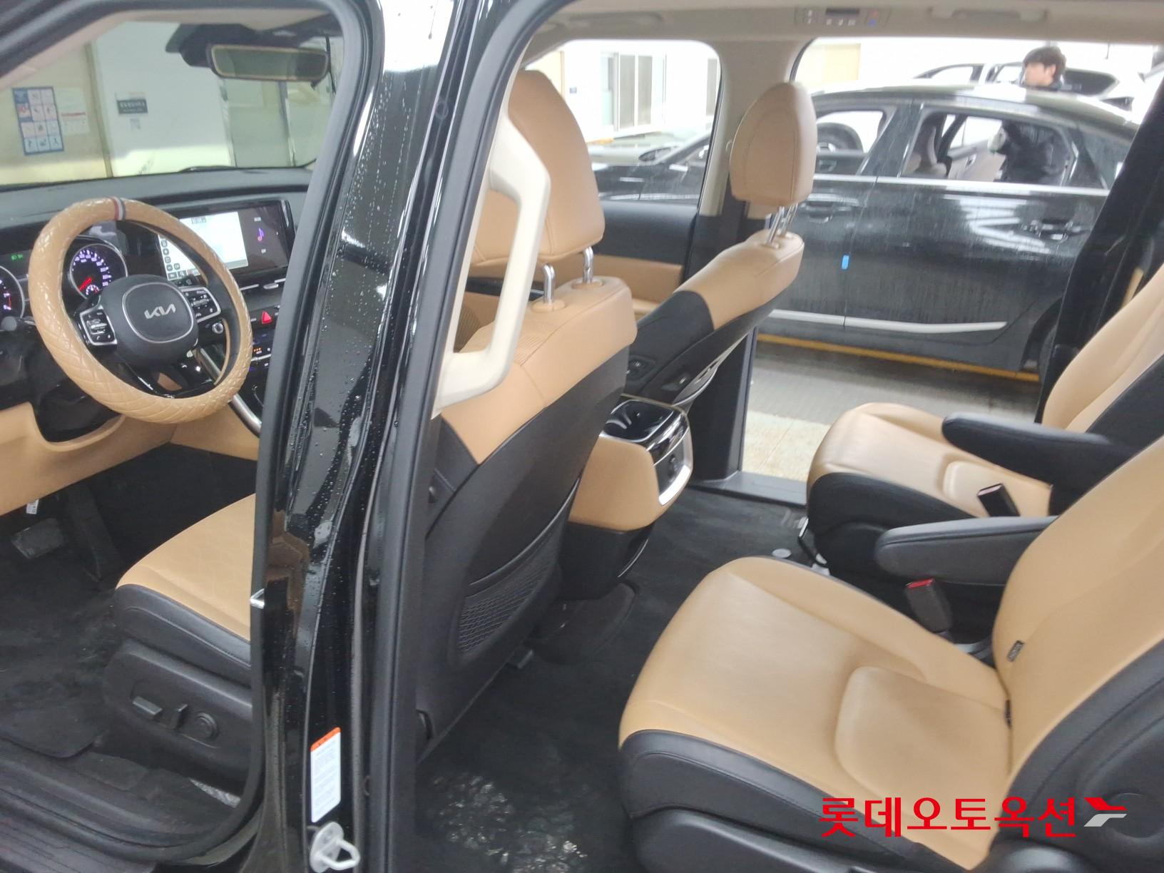 Kia Carnival - 37