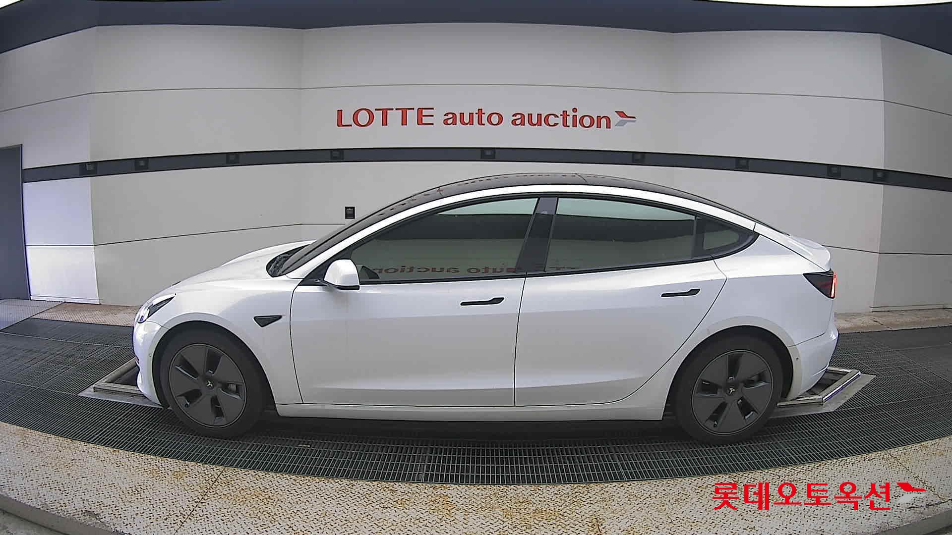 2022 - tesla model 3