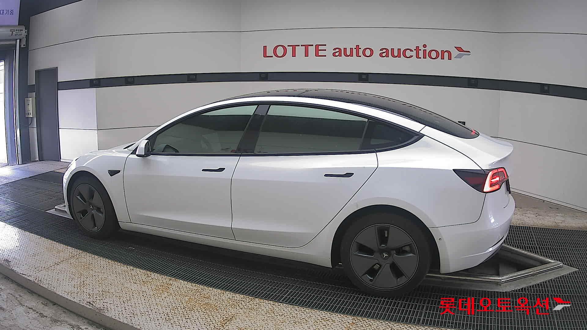 2022 - tesla model 3