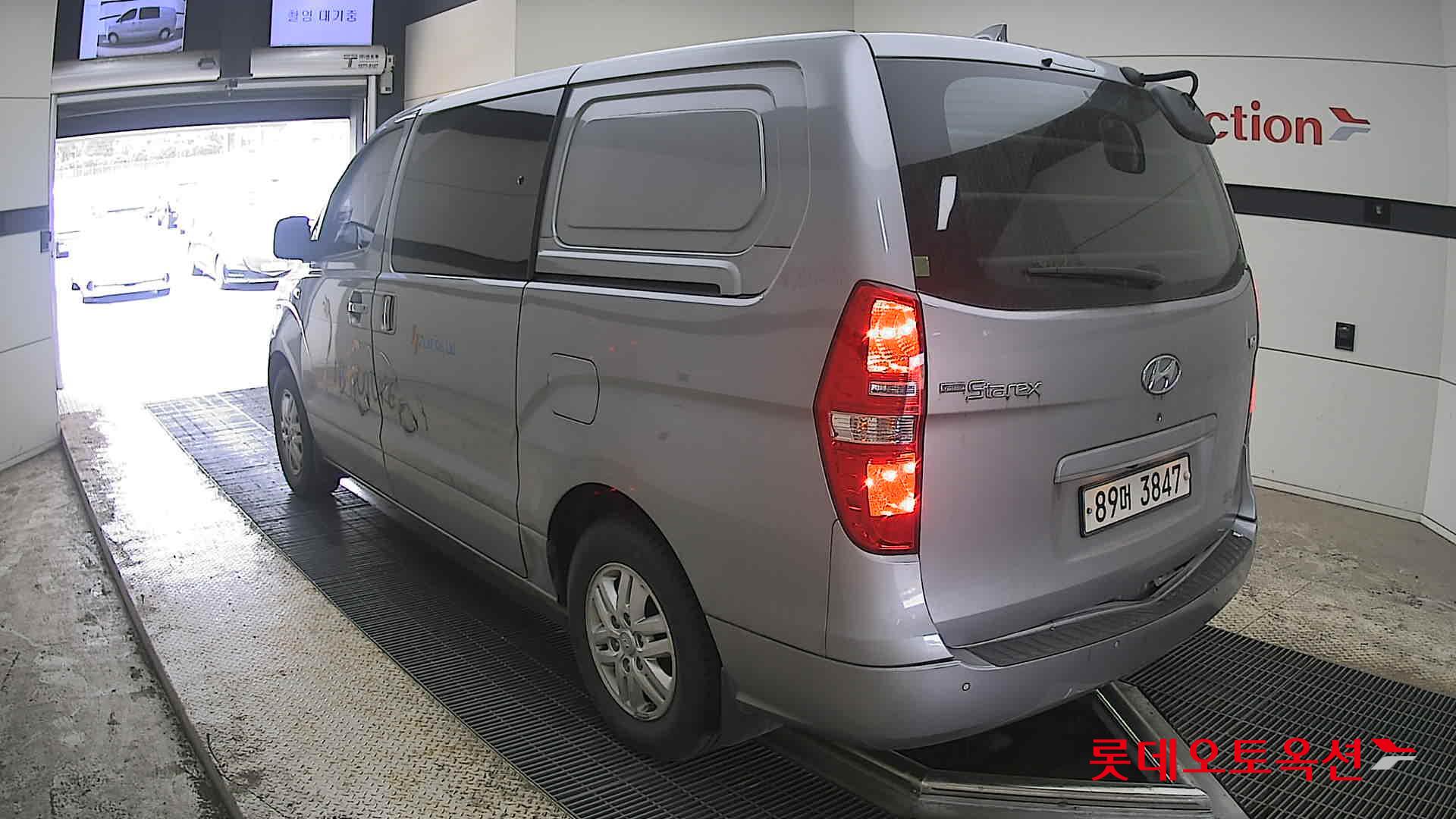 هيونداي جراند ستاريكس 2021 - صورة 4