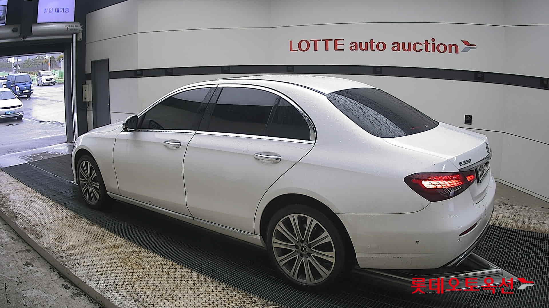 Mercedes-Benz E-Class - 15