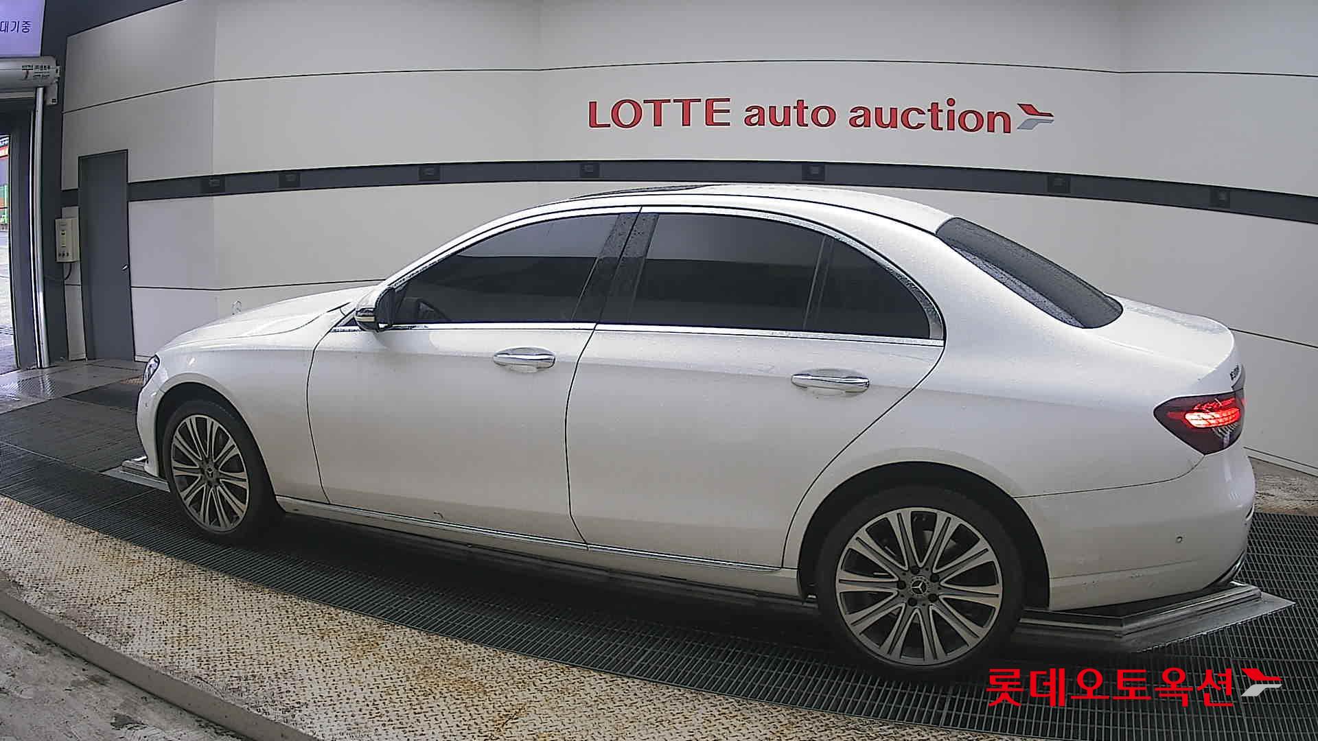 Mercedes-Benz E-Class - 14