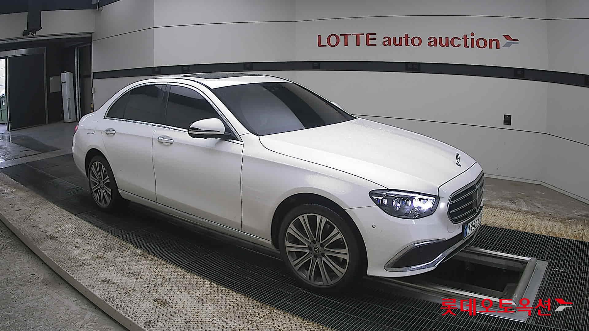 Mercedes-Benz E-Class - 23