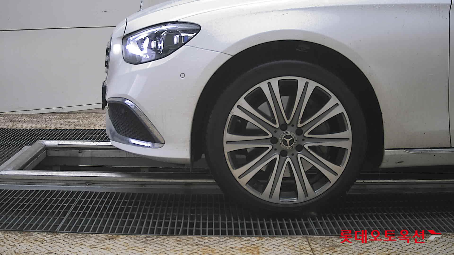 Mercedes-Benz E-Class - 25