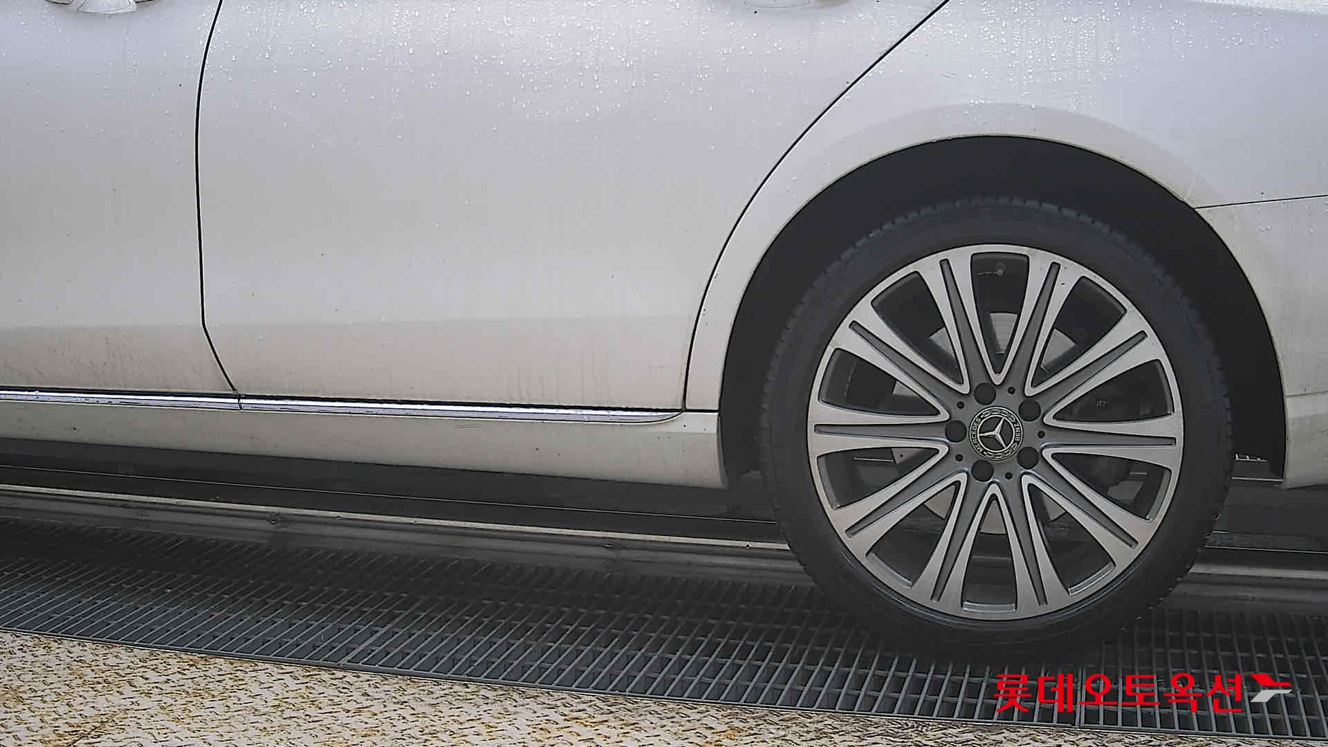 Mercedes-Benz E-Class - 26