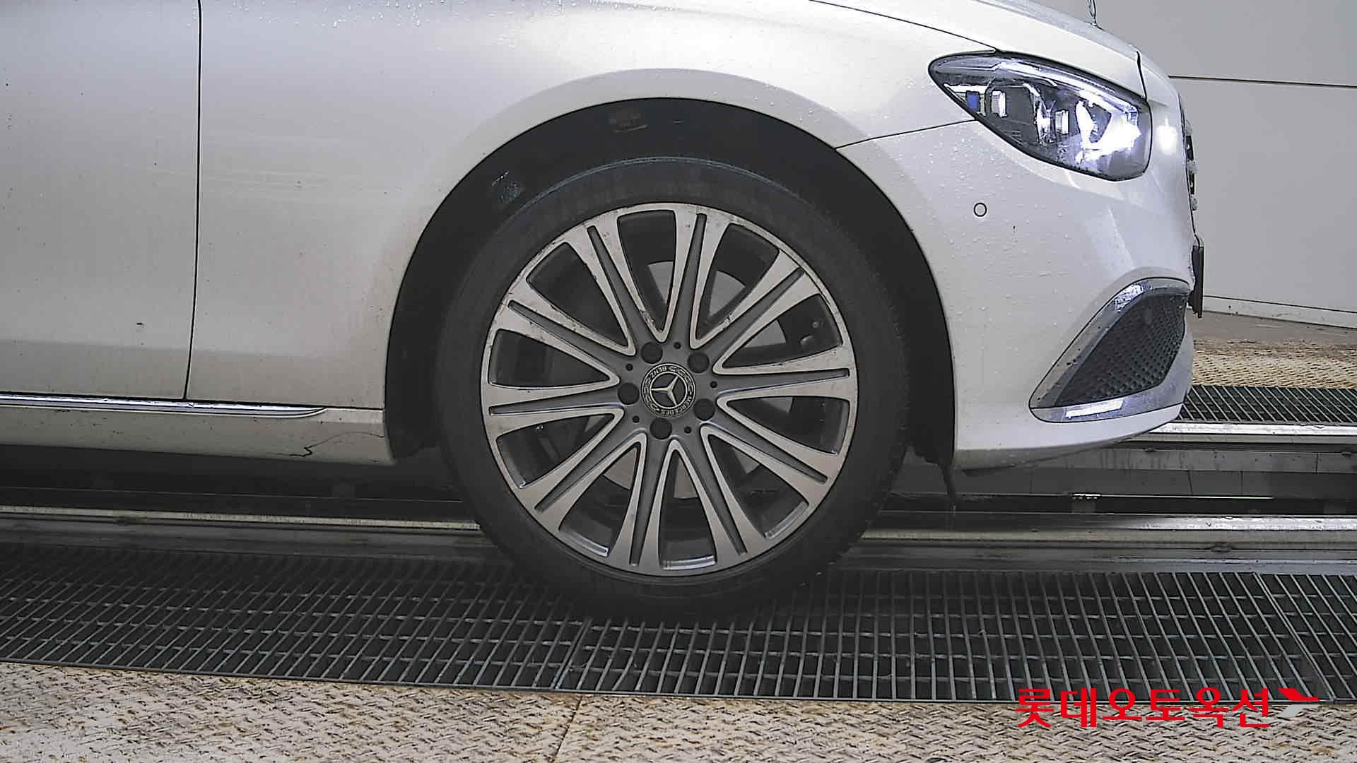 Mercedes-Benz E-Class - 27