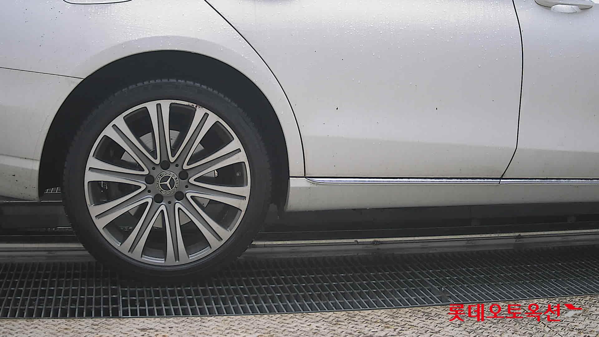 Mercedes-Benz E-Class - 28