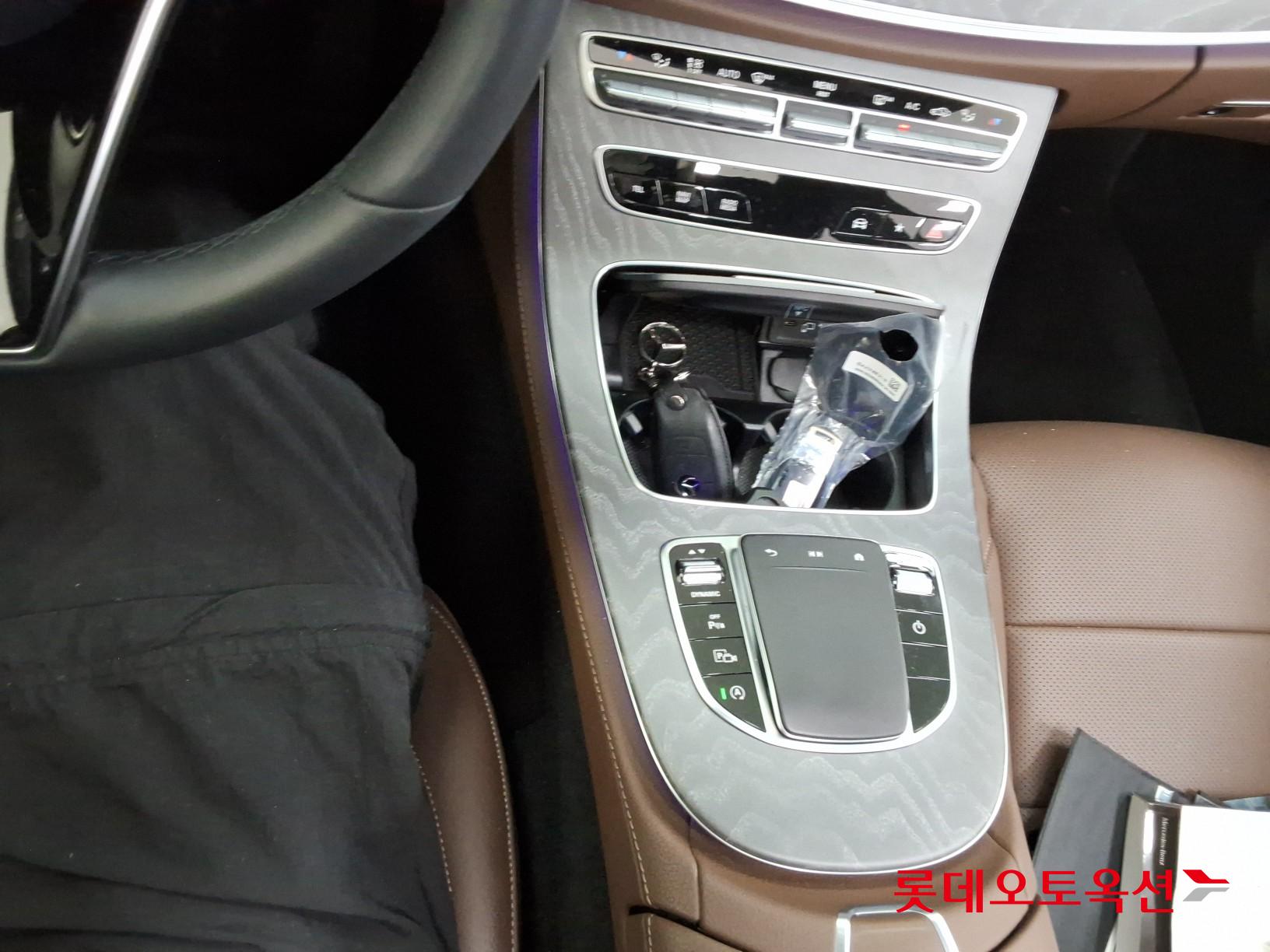 Mercedes-Benz E-Class - 32