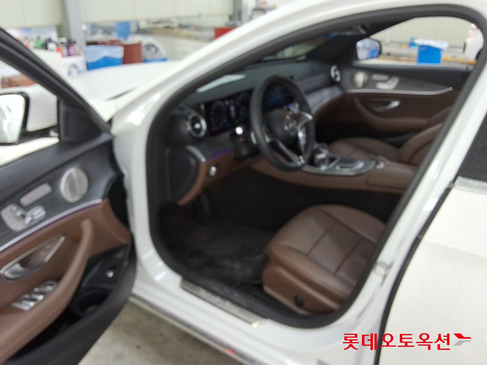Mercedes-Benz E-Class - 36
