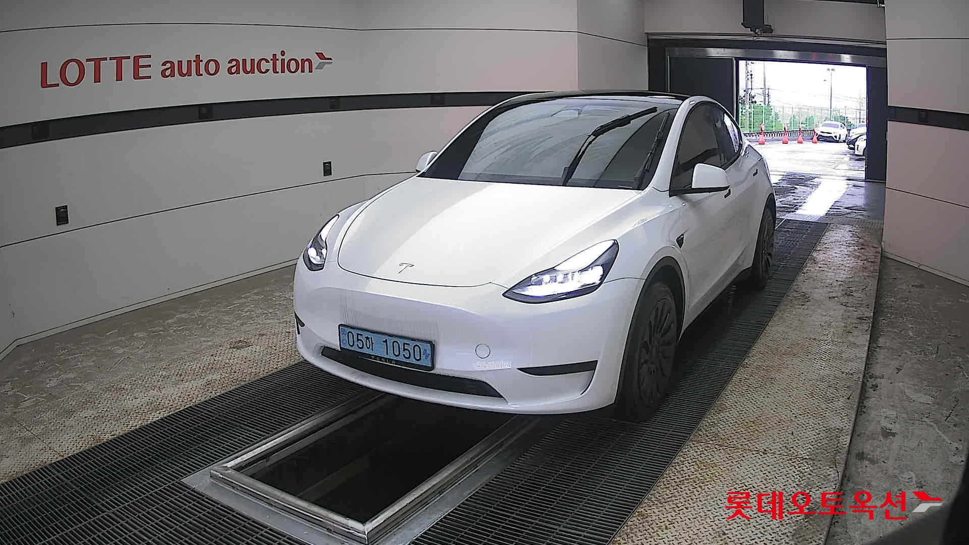 TESLA Model Y - 10