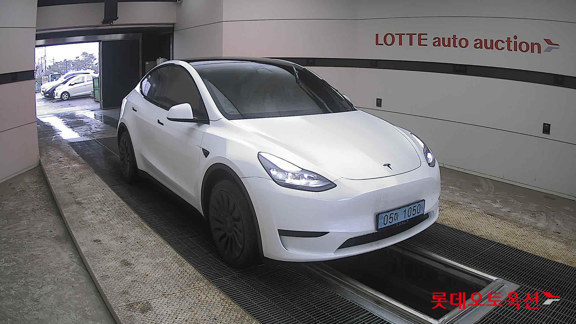 TESLA Model Y - 6