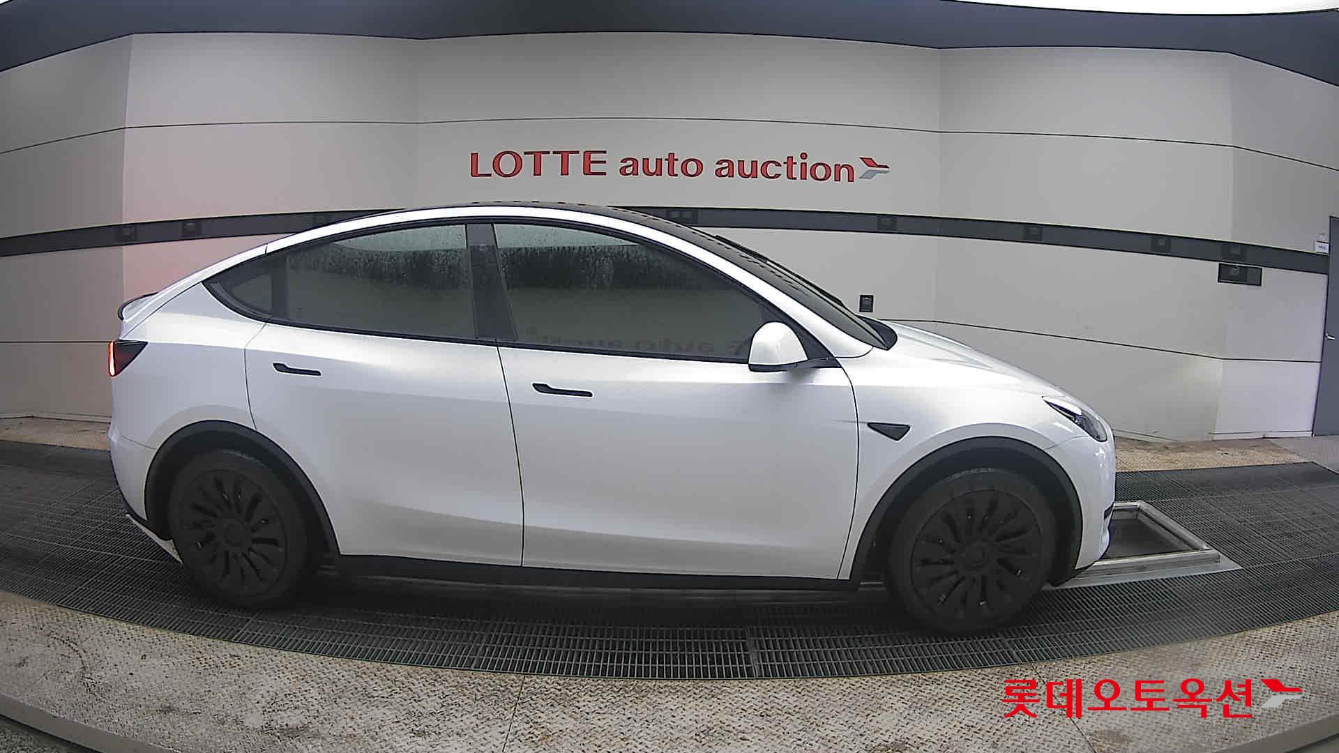 TESLA Model Y - 21