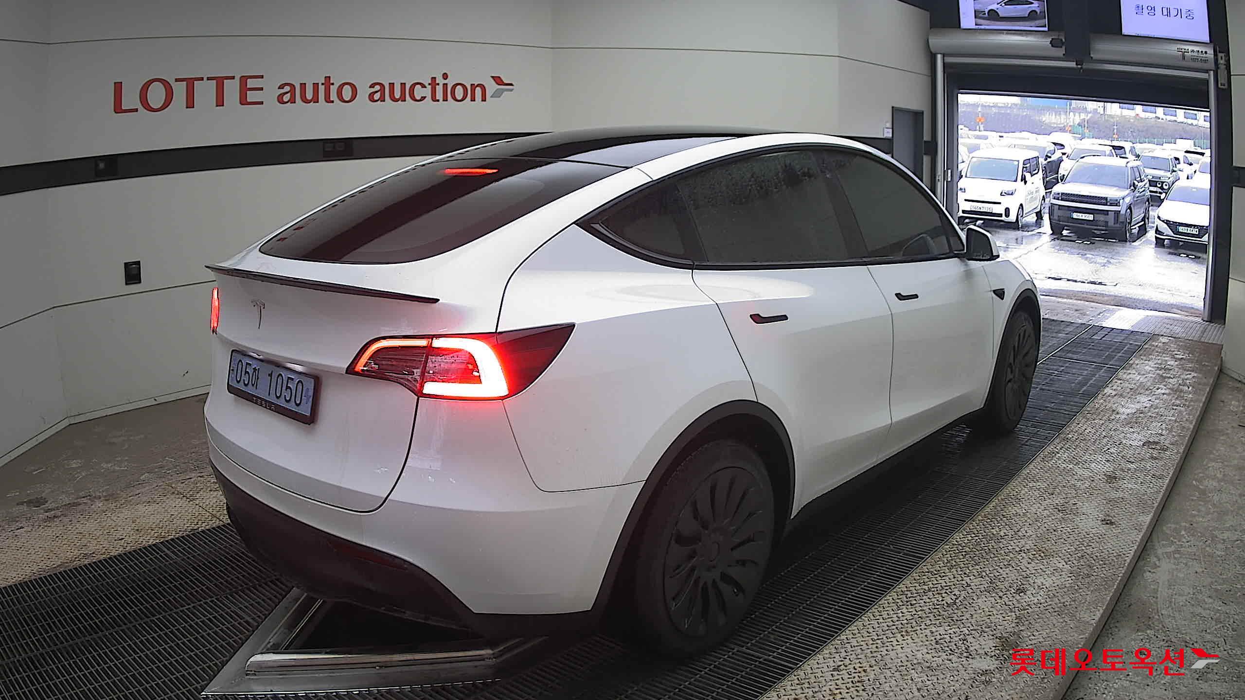 TESLA Model Y - 5