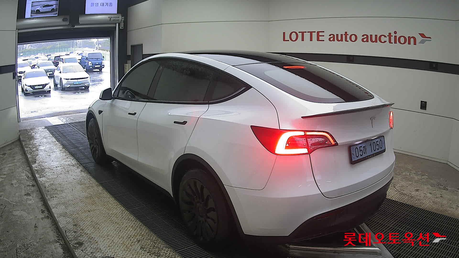 TESLA Model Y - 4