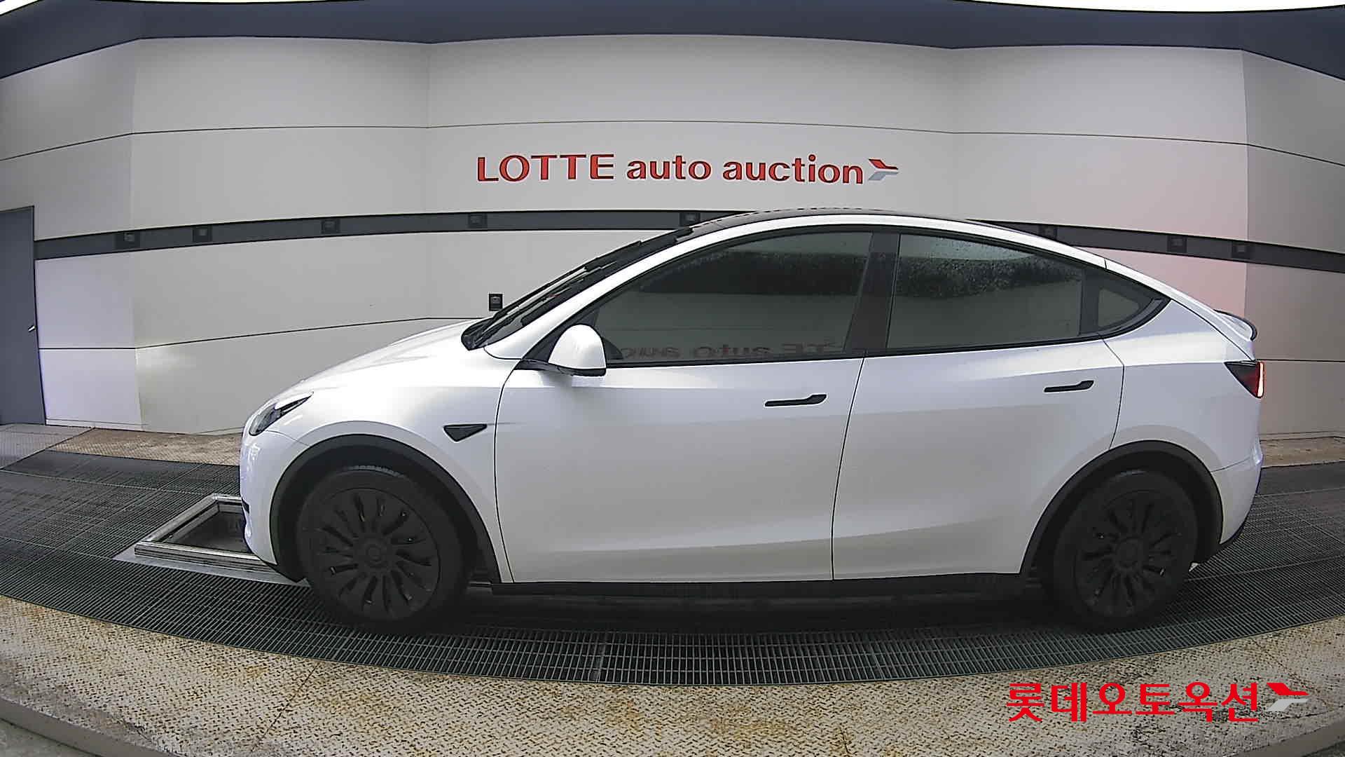 TESLA Model Y - 13