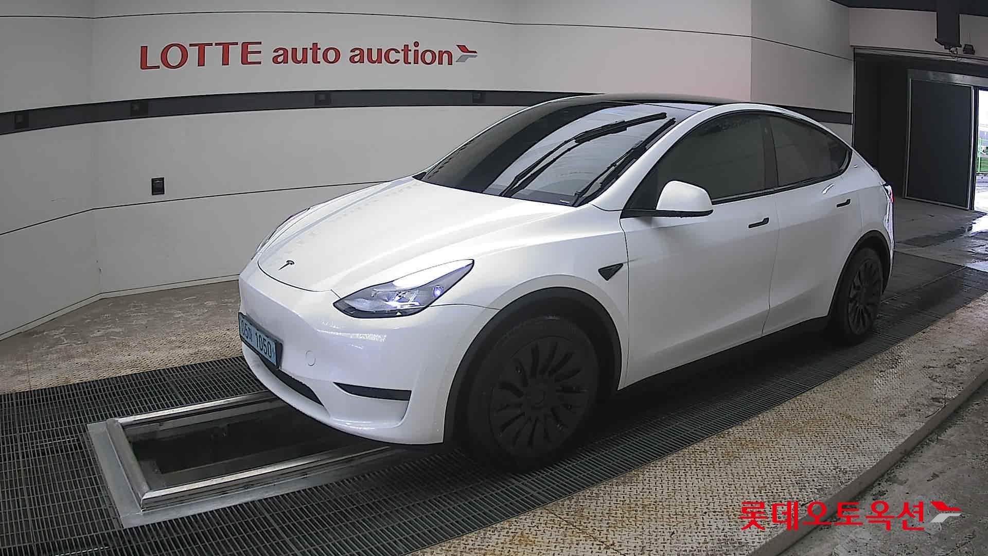 TESLA Model Y - 11