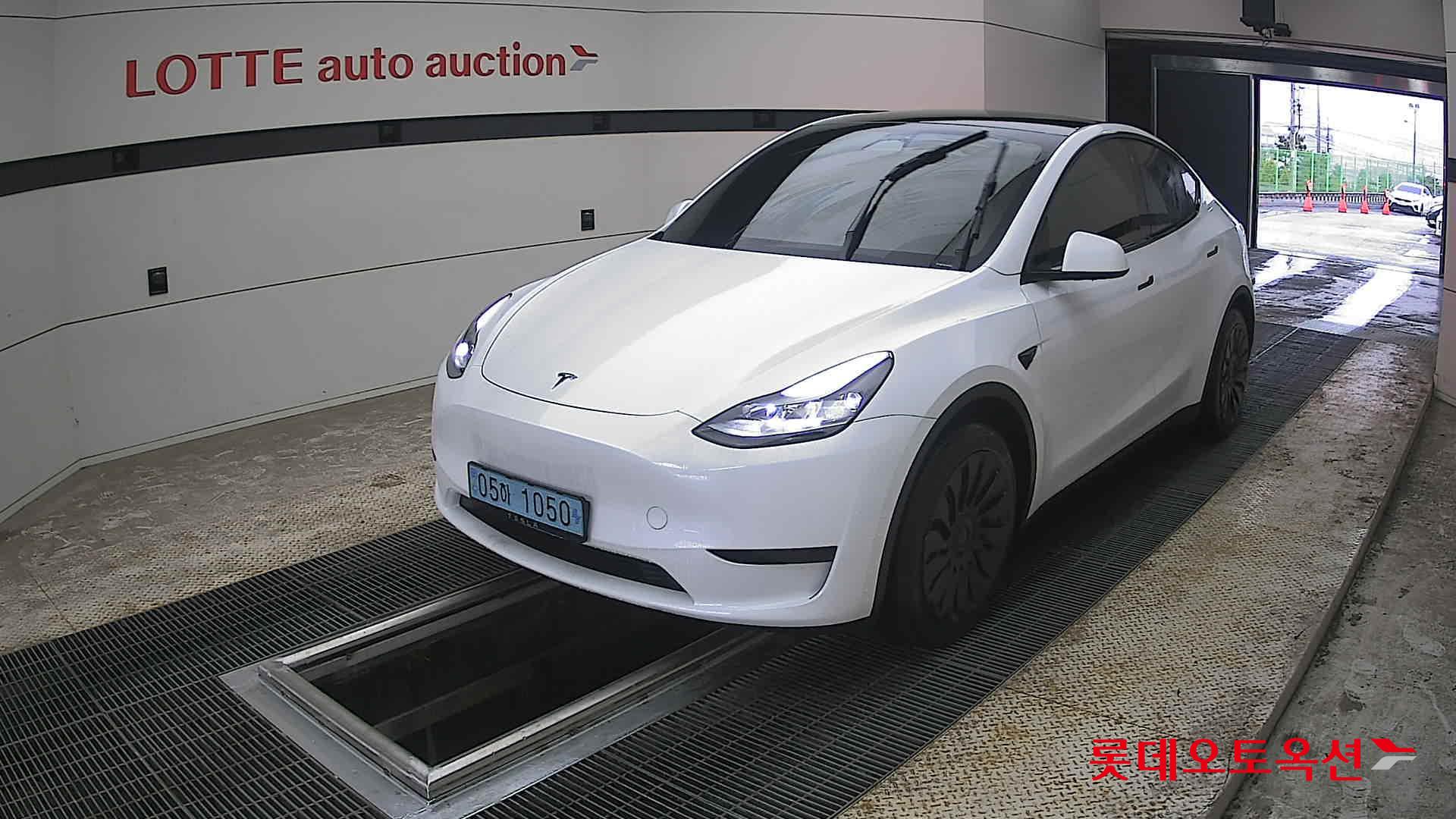 TESLA Model Y - 3