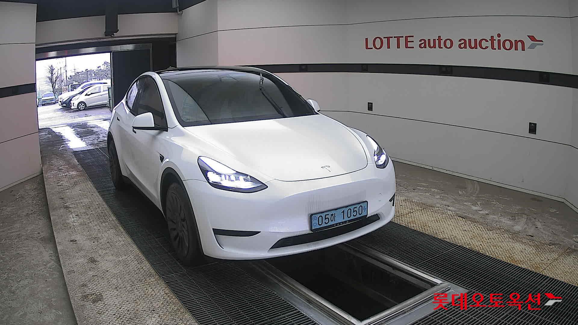 TESLA Model Y - 24