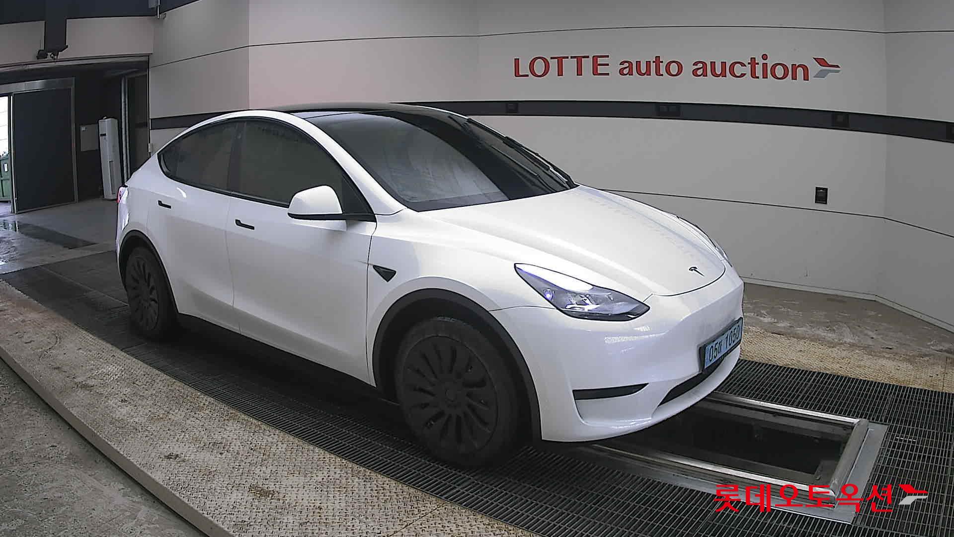 TESLA Model Y - 23