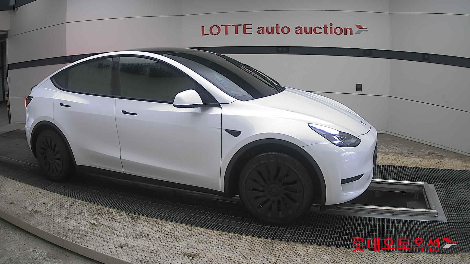 TESLA Model Y - 22