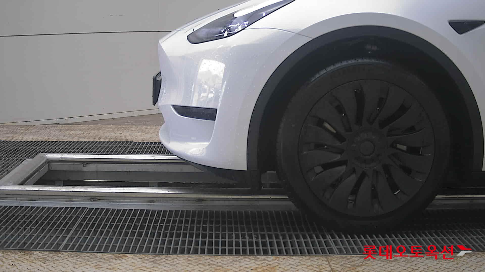TESLA Model Y - 25