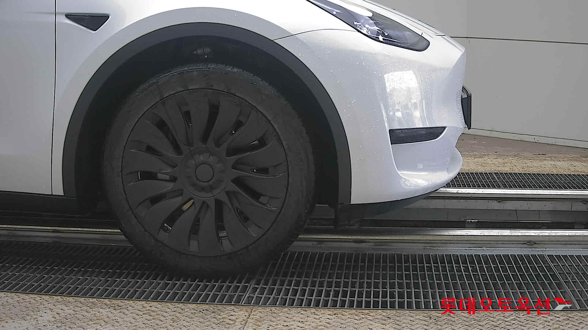 TESLA Model Y - 27
