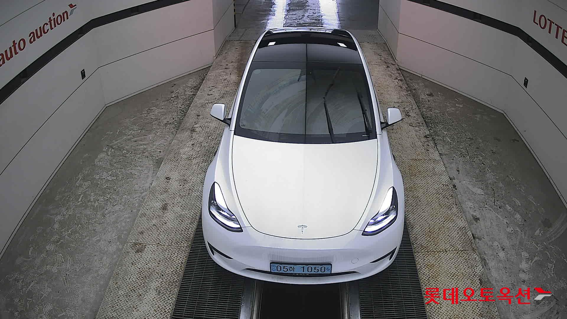 TESLA Model Y - 7
