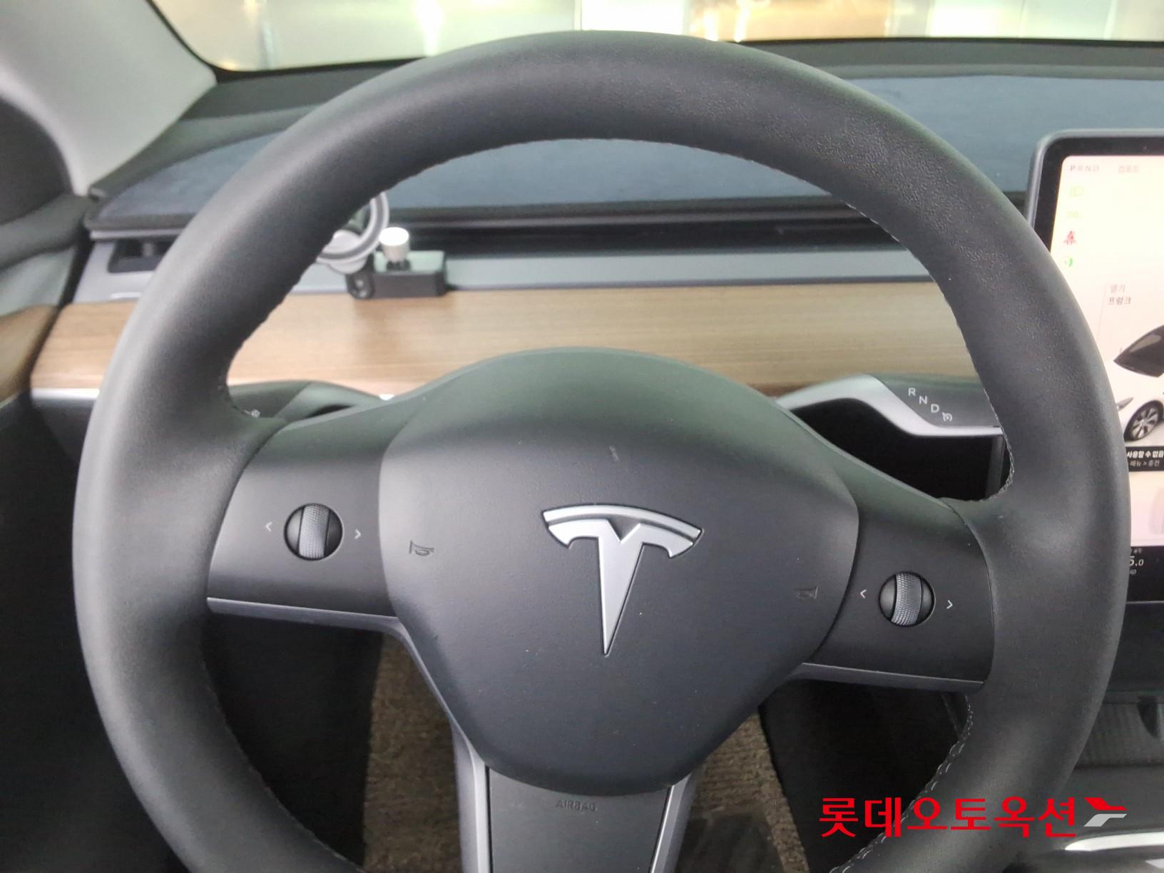 TESLA Model Y - 30