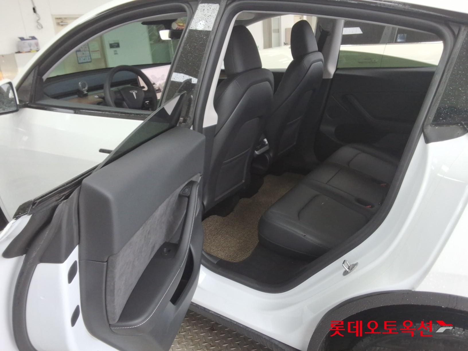 TESLA Model Y - 37