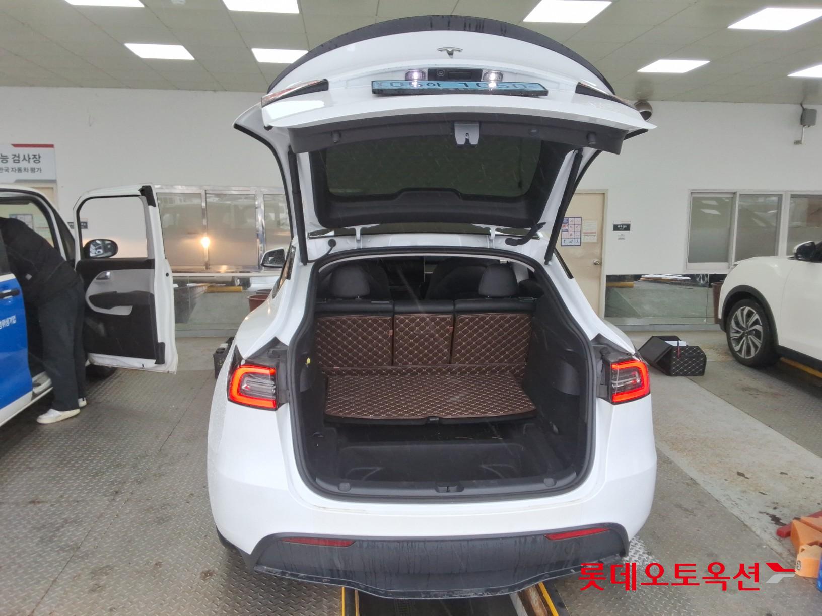 TESLA Model Y - 9